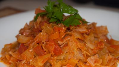 Тушеная капуста с томатной пастой в казане