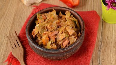 Тушеная капуста с колбасой двумя способами