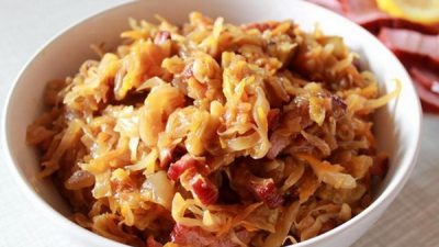 Тушеная капуста с курицей и специями