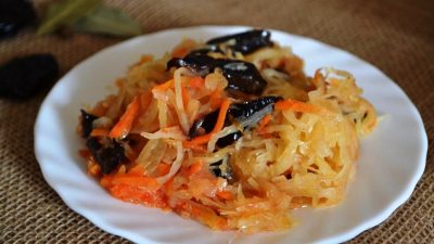 Тушеная капуста с черносливом и куриным филе