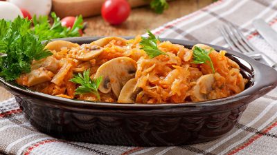 Тушеная капуста с грибами и мукой