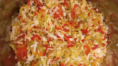 Квашеная капуста с помидорами, перцем и кабачком