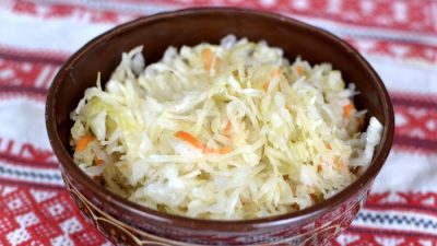 Квашеная капуста с морковью и репчатым луком
