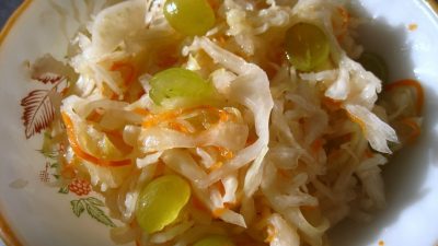 Квашеная капуста с виноградом, медом и базиликом