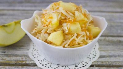 Квашеная капуста с яблоками, укропом и тмином