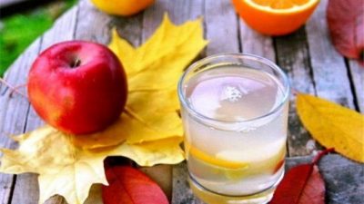 Яблочно-апельсиновый компот с вином