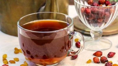 Компот из настоя шиповника и изюма