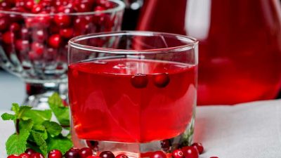 Брусничный морс с листочками мяты