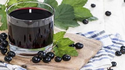Компот из черной смородины с изюмом