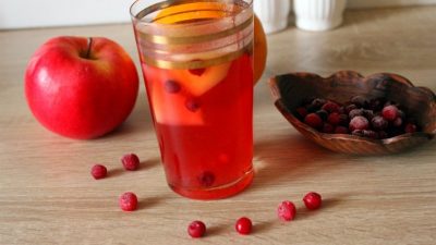 Компот из смородины с клюквой и яблоком