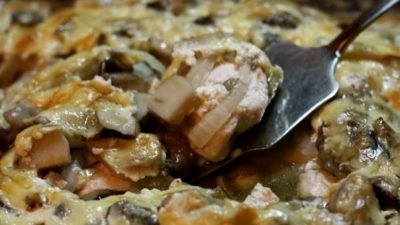 Куриная грудка с грибами под йогуртовой заливкой