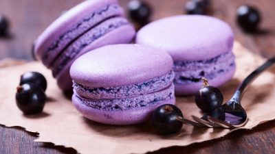 Черничный макарон с белым шоколадом