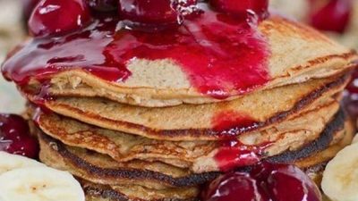 Бананово-овсяные блины без муки с вишневым соусом