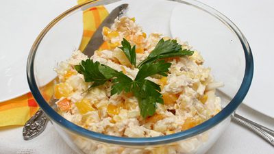 Салат с куриной грудкой, ананасом и сладкой кукурузой