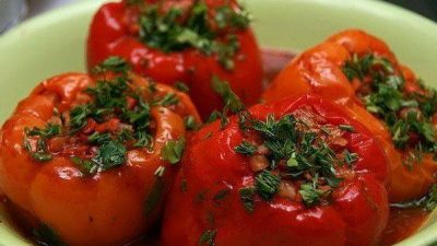 Перцы фаршированные овощами и рисом в томатном соке