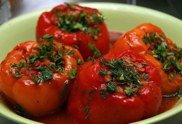 Перцы фаршированные овощами и рисом в томатном соке