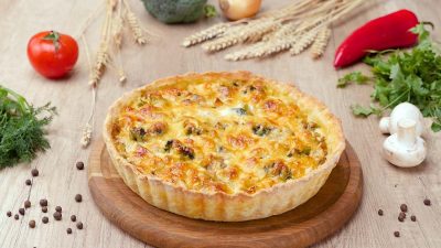 Лоранский пирог с куриным филе, грибами и брокколи