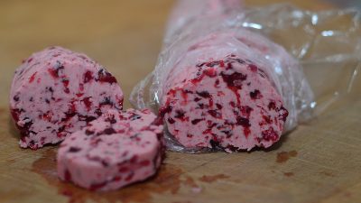 Составное масло с черникой и малиной на завтрак