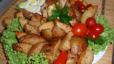 Картофель по-деревенски с пряностями в духовке