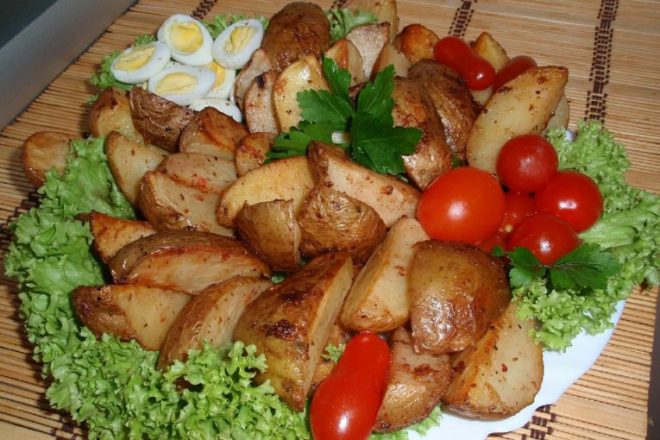 Картофель по-деревенски с пряностями в духовке