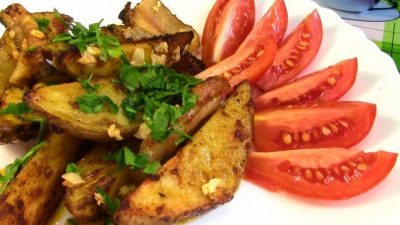 Запеченный картофель с паприкой и зеленью