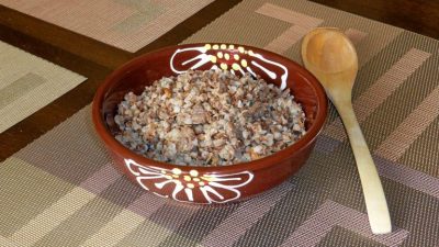 Гречка с тушенкой и чесноком