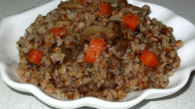 Гречка с тушенкой и грибами на ужин