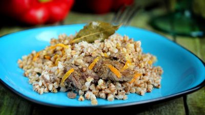 Гречневая каша с тушенкой в сковороде