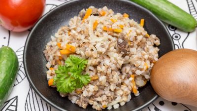 Гречка с тушенкой и томатной пастой по-купечески