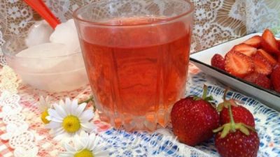 Яблочно-клубничный компот с лимоном