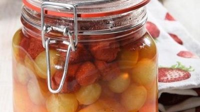 Виноградный компот с клубникой