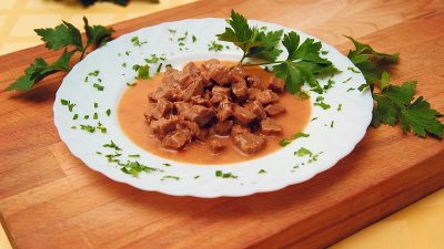 Поджарка из говядины с томатным соусом в мультиварке