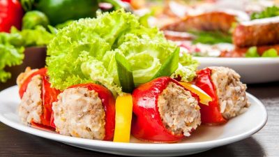 Перец фаршированный куриным фаршем с подливкой