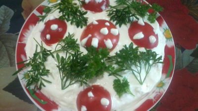 Салат «Лесная поляна» с ветчиной и грибами