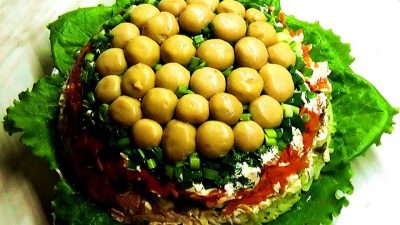 Салат «Лесная поляна» с куриным филе и курагой