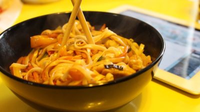 Лапша вок с куриной грудкой и овощами