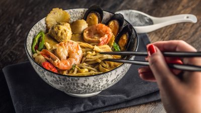 Лапша вок с морепродуктами и фасолью