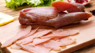 Вяленая куриная грудка с чесноком и паприкой