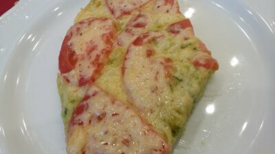 Пицца из кабачков с помидорами и сыром