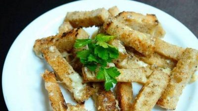 Сырные сухарики из батона с чесноком