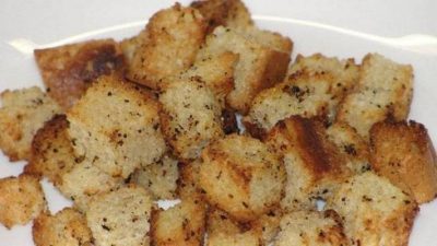 Белые сухарики с чесноком и перцем