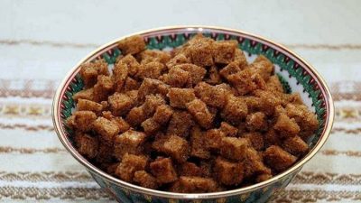 Ржаные сухарики с чесноком и приправами