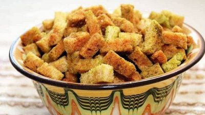 Простые сухарики с солью в духовке