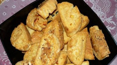Сладкие сухарики со сметаной из батона