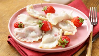 Вареники на молоке с клубничной начинкой