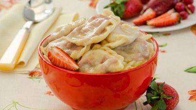 Вареники на кефире с клубникой в мультиварке