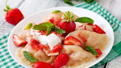 Вареники на воде с клубничной начинкой
