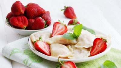 Вареники на молоке с клубникой