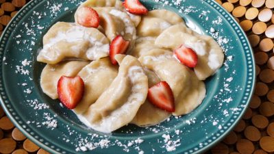 Вареники на кефире без яиц с клубникой