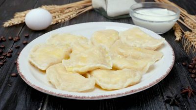 Творожные вареники с молоком на пару
